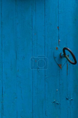 Téléchargez les photos : Blue antique door with iron handle - en image libre de droit