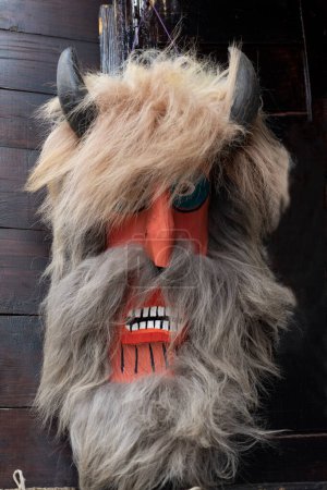 Téléchargez les photos : Masque rouge avec dents, cornes et cheveux longs - en image libre de droit
