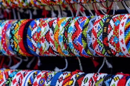 Téléchargez les photos : Bracelets multicolores tissés manuellement à partir de perles - en image libre de droit