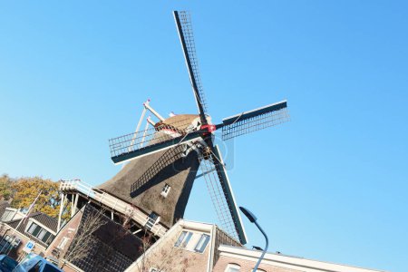 Téléchargez les photos : Hoogeveen, Pays-Bas- 19 novembre 2022 : présentation du livre du moulin à vent au moulin à vent de Zwaluw, Pays-Bas - en image libre de droit