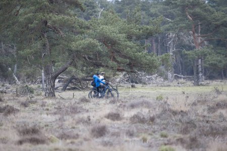 Téléchargez les photos : Parc national de Hoge Veluwe- 18 avril 2023 : vélo dans l'aire de repos, Pays-Bas - en image libre de droit