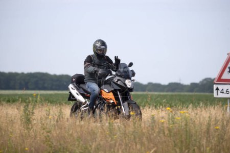 Foto de Hoogeveen, Países Bajos 24 de junio de 2023: motocicleta en la N48 camino a la TT en Assen, Países Bajos - Imagen libre de derechos
