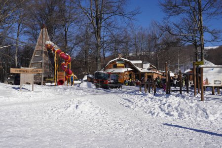 Foto de Stara Planina - Babin Zub, Knjazevac - Serbia 11 de febrero de 2023: Alquiler de esquí cerca de la pista en el día de invierno con los turistas Montaña vieja cubierta de nieve en el día de invierno en temporada - Imagen libre de derechos