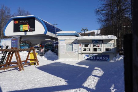 Téléchargez les photos : Stara Planina - Babin Zub, Knjazevac - Serbie 11 février 2023 : Vente de forfaits de ski et télécabine sur la piste Vieille montagne couverte de neige en hiver - en image libre de droit