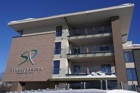 Foto de Stara Planina - Babin Zub, Knjazevac - Serbia 11 de febrero de 2023: logotipo principal del hotel en el soleado día de invierno con nieve - Imagen libre de derechos