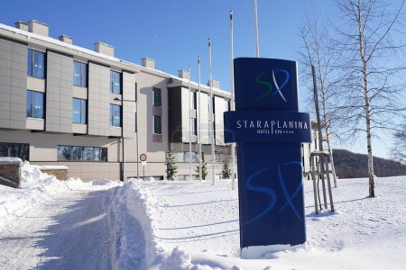 Téléchargez les photos : Stara Planina - Babin Zub, Knjazevac - Serbie 11 février 2023 : logo principal de l'hôtel dans une journée ensoleillée d'hiver avec neige - en image libre de droit