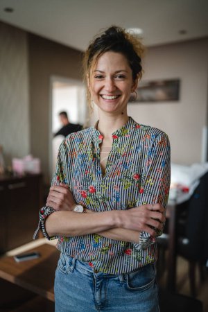 Téléchargez les photos : Une femme heureuse caucasienne debout à la maison ou à l'hôtel appartement - en image libre de droit