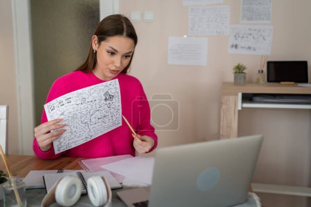 Téléchargez les photos : Une étudiante utilise un ordinateur pour une classe en ligne avec un professeur mentor - en image libre de droit