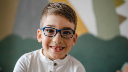 Téléchargez les photos : Un enfant de garçon caucasien à la maison avec des dents de lait primaires caduques perdu dent tombée dehors abandonné grandir concept copier l'espace - en image libre de droit