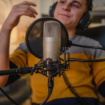 Téléchargez les photos : Gros plan sur microphone tir podcast radio blogueur au studio - en image libre de droit