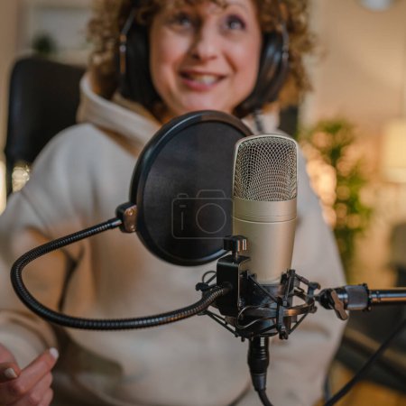 Téléchargez les photos : Gros plan sur microphone tir podcast radio blogueur au studio - en image libre de droit