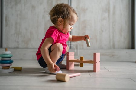 Foto de Un niño pequeño niña caucásica pequeño niño jugando con juguetes educativos en la infancia en casa y creciendo concepto de desarrollo temprano copiar espacio vista lateral - Imagen libre de derechos