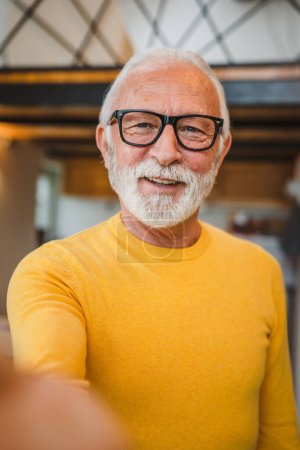 Ein moderner Senior kaukasischen Mann Porträt des männlichen Großvaters mit Bart stehen in seinem Haus in Tag tragen gelben Pullover glücklich zuversichtlich Kopierraum Selbstporträt ugc Benutzer generierte Inhalte