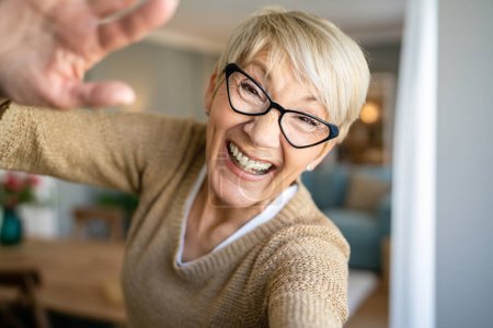 Nahaufnahme Porträt einer älteren Frau mit kurzen Haaren glücklich lächeln positive Emotionen Kopierraum zu Hause tragen Brille Selbstporträt ugc Benutzer generierte Inhalte