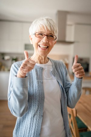 Téléchargez les photos : Gros plan portrait d'une femme âgée aux cheveux courts heureux sourire positif émotion copie espace debout à la maison cheveux blancs gris intérieur - en image libre de droit
