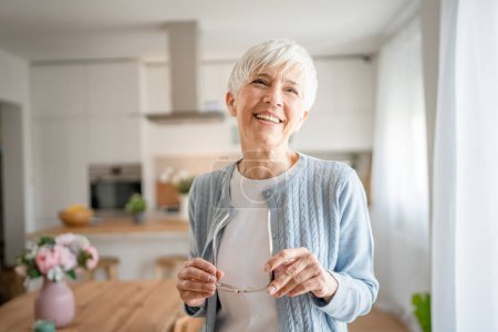 Téléchargez les photos : Gros plan portrait d'une femme âgée aux cheveux courts heureux sourire positif émotion copie espace debout à la maison cheveux blancs gris intérieur - en image libre de droit