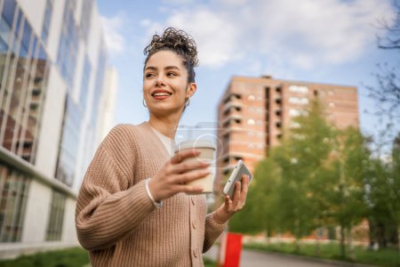 Téléchargez les photos : Une femme jeune adulte caucasien femelle stand extérieur posant portrait heureux confiant - en image libre de droit