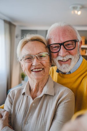 Téléchargez les photos : Portrait de mari et femme aînés heureux caucasien homme et femme vieux couple à la maison prenant selfie autoportrait - en image libre de droit