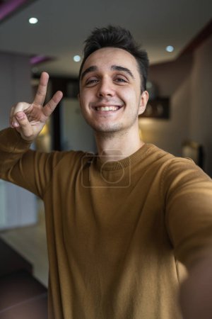 Téléchargez les photos : Portrait of man selfie point of view UGC of adult caucasian male happy - en image libre de droit