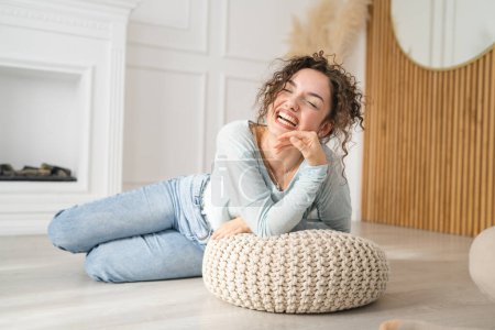 Téléchargez les photos : One woman young caucasian female happy smile on the floor at home - en image libre de droit