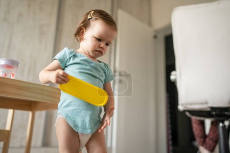 Téléchargez les photos : One girl small caucasian toddler playing at home in summer day - en image libre de droit