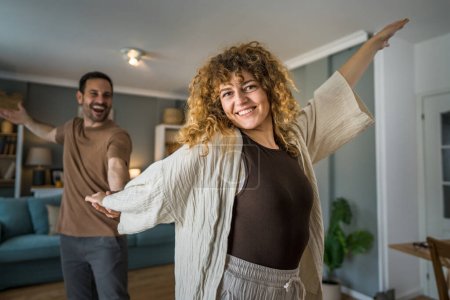Téléchargez les photos : Heureux couple adulte caucasien homme et femme mari et femme danse à la maison - en image libre de droit