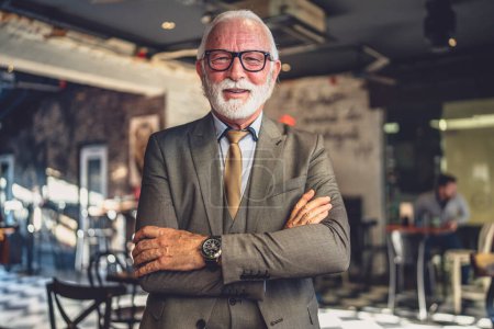 Foto de Retrato de un hombre mayor de negocios de pie en la cafetería o restaurante - Imagen libre de derechos