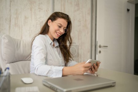 Foto de Una mujer mujer empresaria caucásica mujer de negocios o secretaria sentada en su oficina en el trabajo de escritorio en el uso de tabletas digitales para la búsqueda en línea use el espacio de copia de la camisa - Imagen libre de derechos