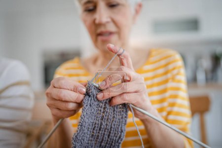 Téléchargez les photos : Gros plan sur les mains de femme caucasienne senior aiguille travail tricot - en image libre de droit