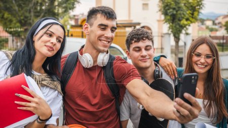 Téléchargez les photos : Groupe d'adolescents prennent selfie autoportrait en face de l'école université hommes et femmes amis caucasien homme femme adolescentes en face du campus attendre le concept de la classe de retour à l'école - en image libre de droit