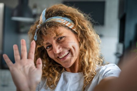 Téléchargez les photos : Gros plan portrait d'une femme adulte aux cheveux bouclés heureux sourire positif émotion copie espace debout à la maison intérieur - en image libre de droit