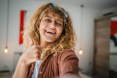 Téléchargez les photos : Gros plan portrait d'une femme adulte aux cheveux bouclés heureux sourire positif émotion copie espace debout à la maison intérieur - en image libre de droit