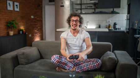Foto de Hombre adulto caucásico juego masculino consola de videojuegos en casa control de joystick tener diversión ocio alegría y ganar y éxito espacio de copia concepto - Imagen libre de derechos