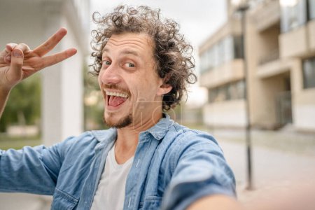 Téléchargez les photos : Portrait d'un homme adulte caucasien stand extérieur porter chemise bleue sourire heureux espace de copie confiant - en image libre de droit