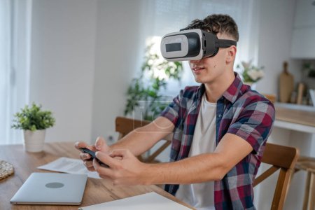 Junge kaukasischen Teenager junger Mann Student genießen Virtual-Reality-VR-Headset zu Hause, während eine Bremse