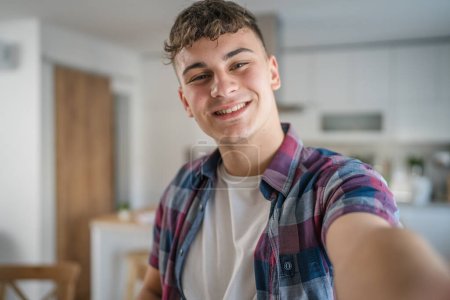 Porträt eines Teenagers kaukasischen Teenager männlichen jungen Mann stehen zu Hause