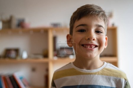 Téléchargez les photos : Un enfant de garçon caucasien à la maison avec des dents de lait primaires caduques perdu dent tombée dehors abandonné grandir concept copier l'espace - en image libre de droit
