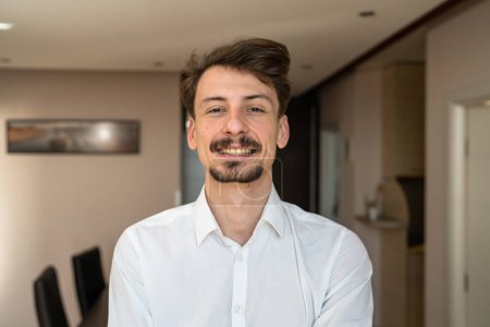 Téléchargez les photos : Portrait de jeune homme caucasien adulte en appartement porter chemise blanche - en image libre de droit