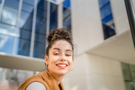 Téléchargez les photos : Une femme jeune adulte caucasien femme debout en plein air posant autoportrait selfie heureux sourire confiant dans la journée ensoleillée - en image libre de droit