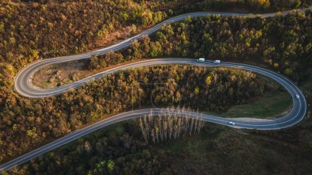Téléchargez les photos : Voiture conduite sur la chaîne de montagnes Tresibaba nature vue aérienne en automne près de Knjazevac Serbie haut vers le bas - en image libre de droit