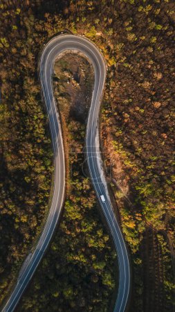 Téléchargez les photos : Voiture conduite sur la chaîne de montagnes Tresibaba nature vue aérienne en automne près de Knjazevac Serbie haut vers le bas - en image libre de droit