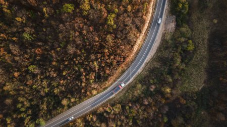 Téléchargez les photos : Camion véhicule conduire sur Tresibaba montagne nature vue aérienne en automne jour près de Knjazevac Serbie top down - en image libre de droit