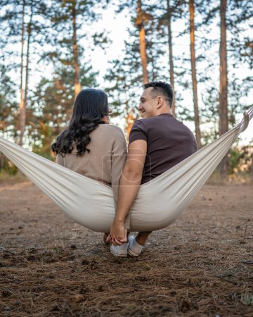 Foto de Hombre y mujer joven pareja adulta en la naturaleza en el amor sentarse juntos - Imagen libre de derechos
