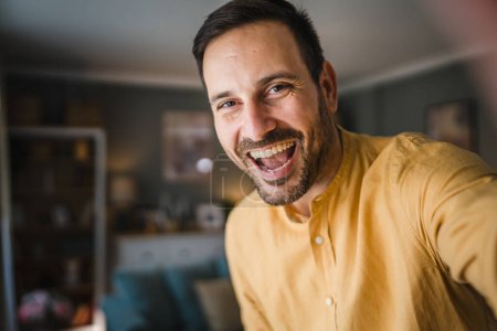 Téléchargez les photos : Un homme adulte caucasien mâle avec barbe stand à la maison dans la journée heureux sourire copie espace - en image libre de droit