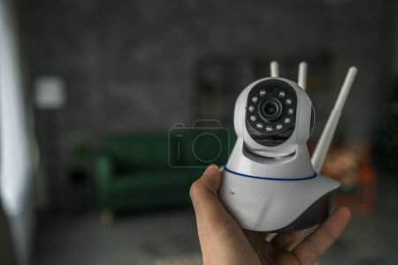 Téléchargez les photos : Inconnu tenir caméra de sécurité high tech smart home sécurité - en image libre de droit