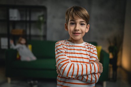 Téléchargez les photos : Un garçon enfant caucasien sept ans enfant à la maison écolier portrait - en image libre de droit