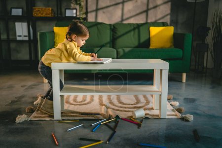 Téléchargez les photos : Tout-petit fille caucasien enfant jouer avec des crayons à la maison - en image libre de droit