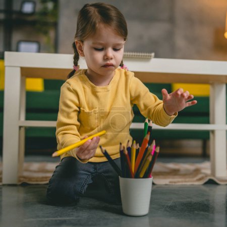 Foto de Niña niño caucásico jugar con lápices de colores en casa - Imagen libre de derechos