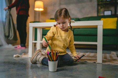 Téléchargez les photos : Tout-petit fille caucasien enfant jouer avec des crayons à la maison - en image libre de droit