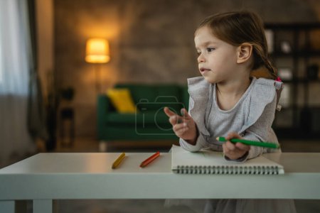Foto de Niña niño caucásico jugar con lápices de colores en casa - Imagen libre de derechos